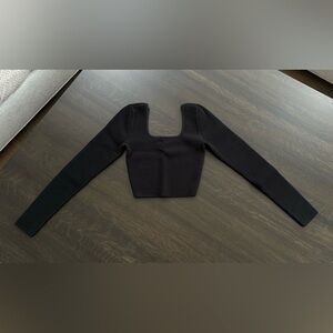 Babaton Sculpt Knit Squareneck Cropped
Longsleeve